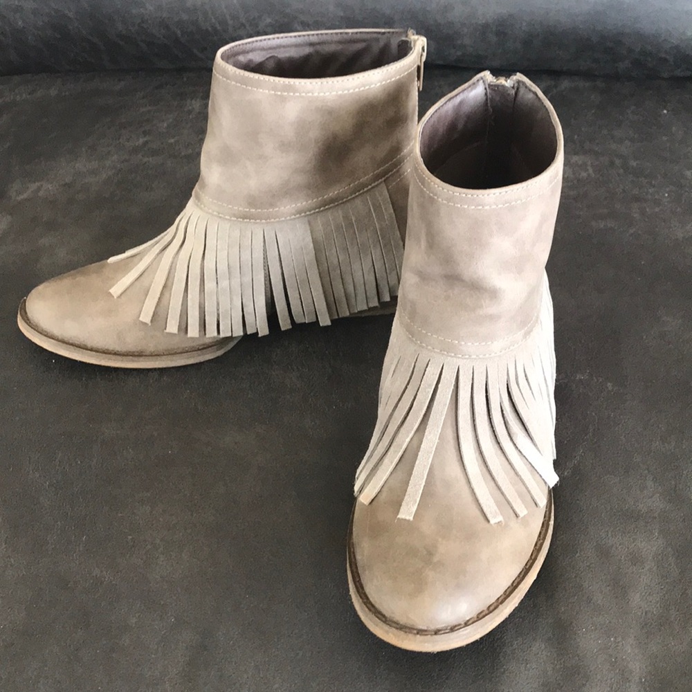 Girls fringe boots